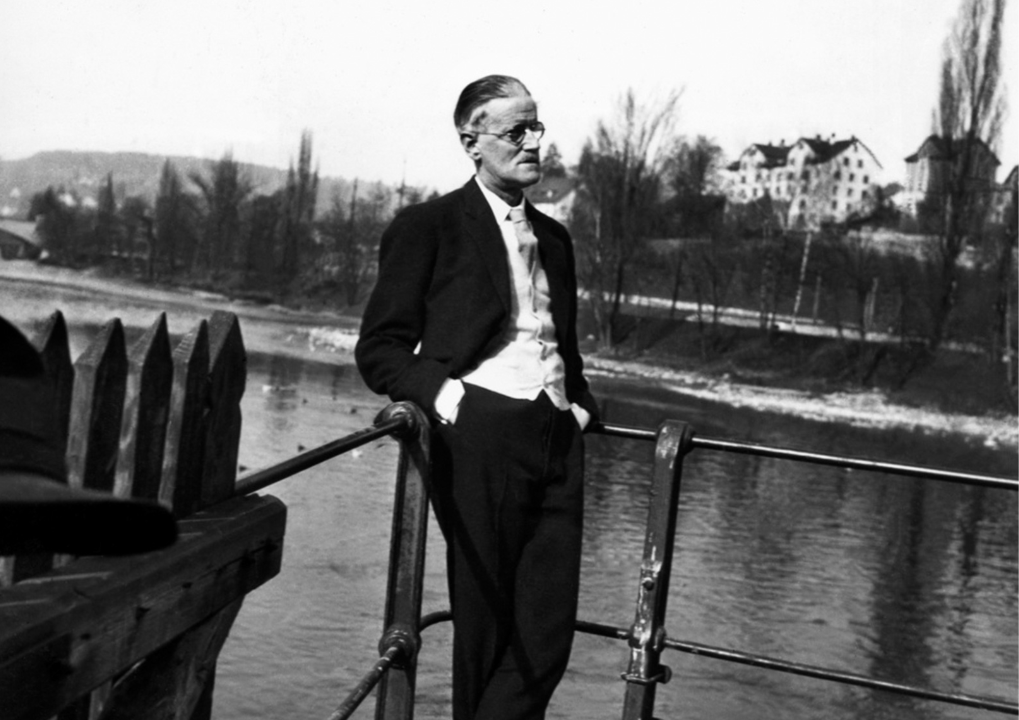 James Joyce à son endroit préféré de Zurich, au confluent de la Sihl et de la Limmat, 1937.